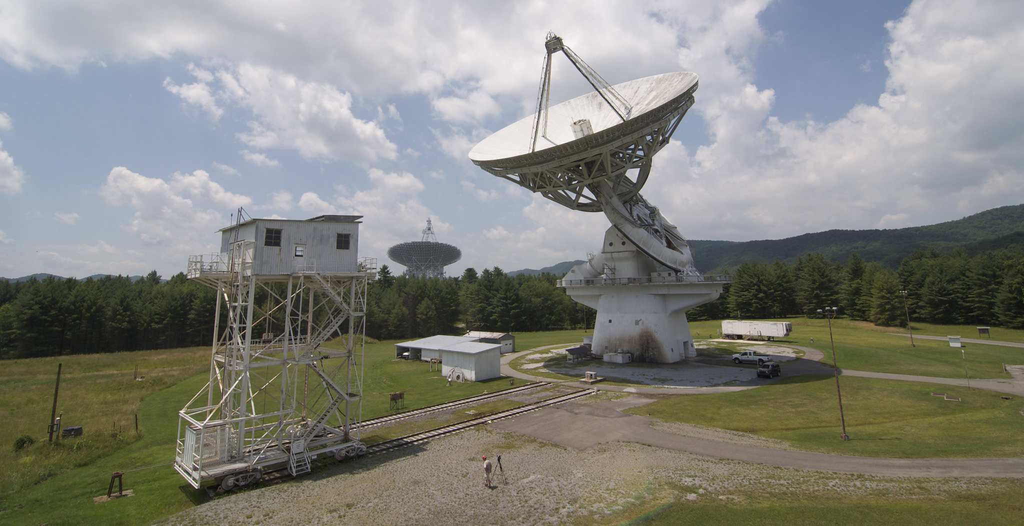 140 foot telescope and receiver tower at Green Bank Ovservatory