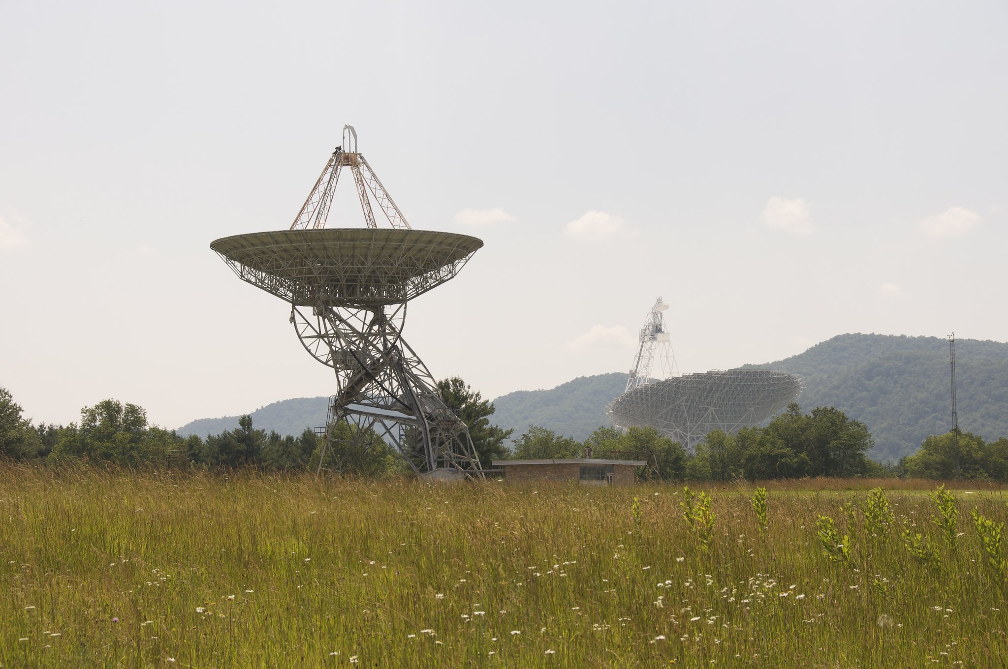 photo of 85-1, the Tatel telescope, at Green Bank Observatory
